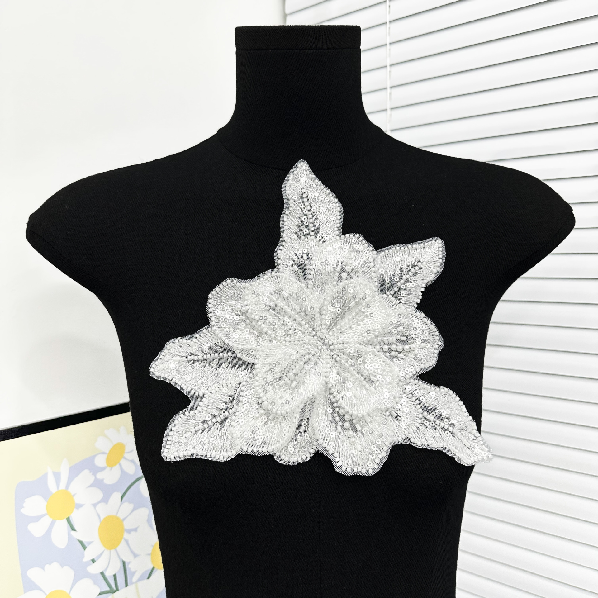 Europa y los Estados Unidos multicapa esquinilla gran flor calcomanía alta sensación de cosido a mano collar decoración de la etapa ropa