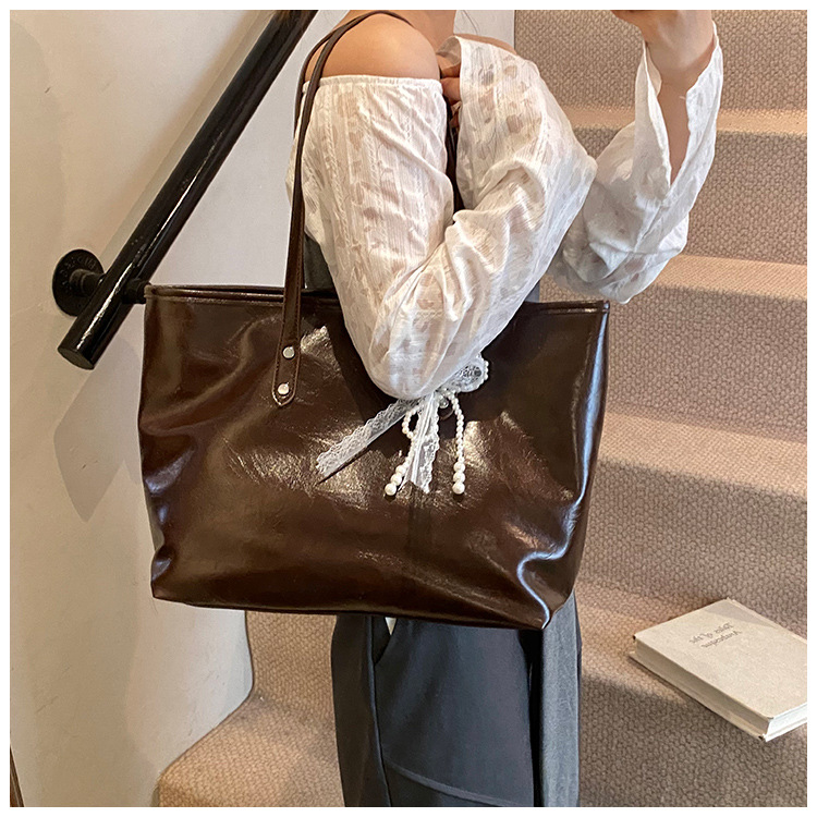 The 2025 summer new stylish and simple tote bag is a casual and trendy large-capacity tote bag with a niche design for women undefined