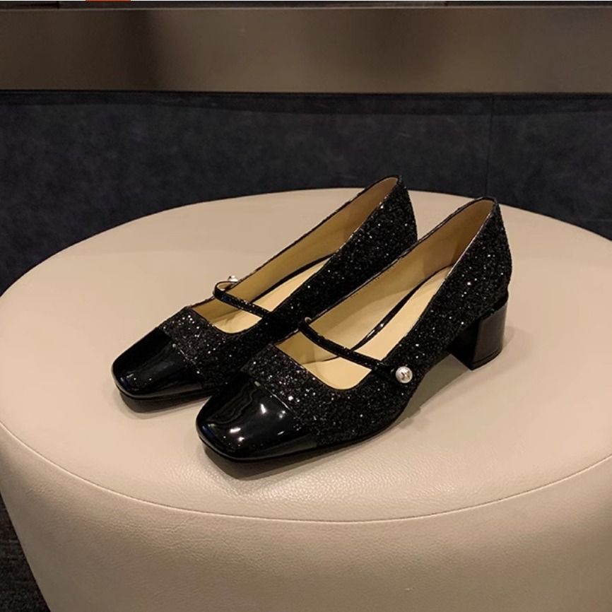 Nuevo brillante banquete de otoño de la uva de la madre, un pequeño viento fragante con una cabeza cuadrada con tacones gruesos, zapatos de Mary Jane.