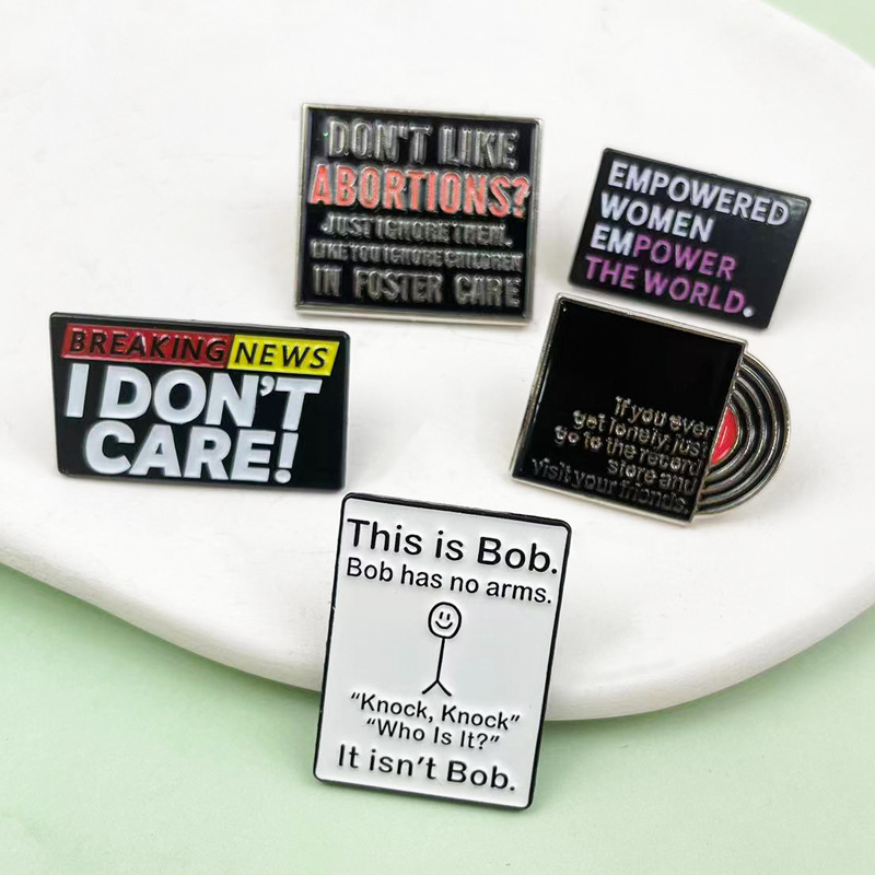 Broche geométrico de letras inglesas transfronterizas, ropa de moda personalizada, decoración de mochilas, accesorios, insignias de metal