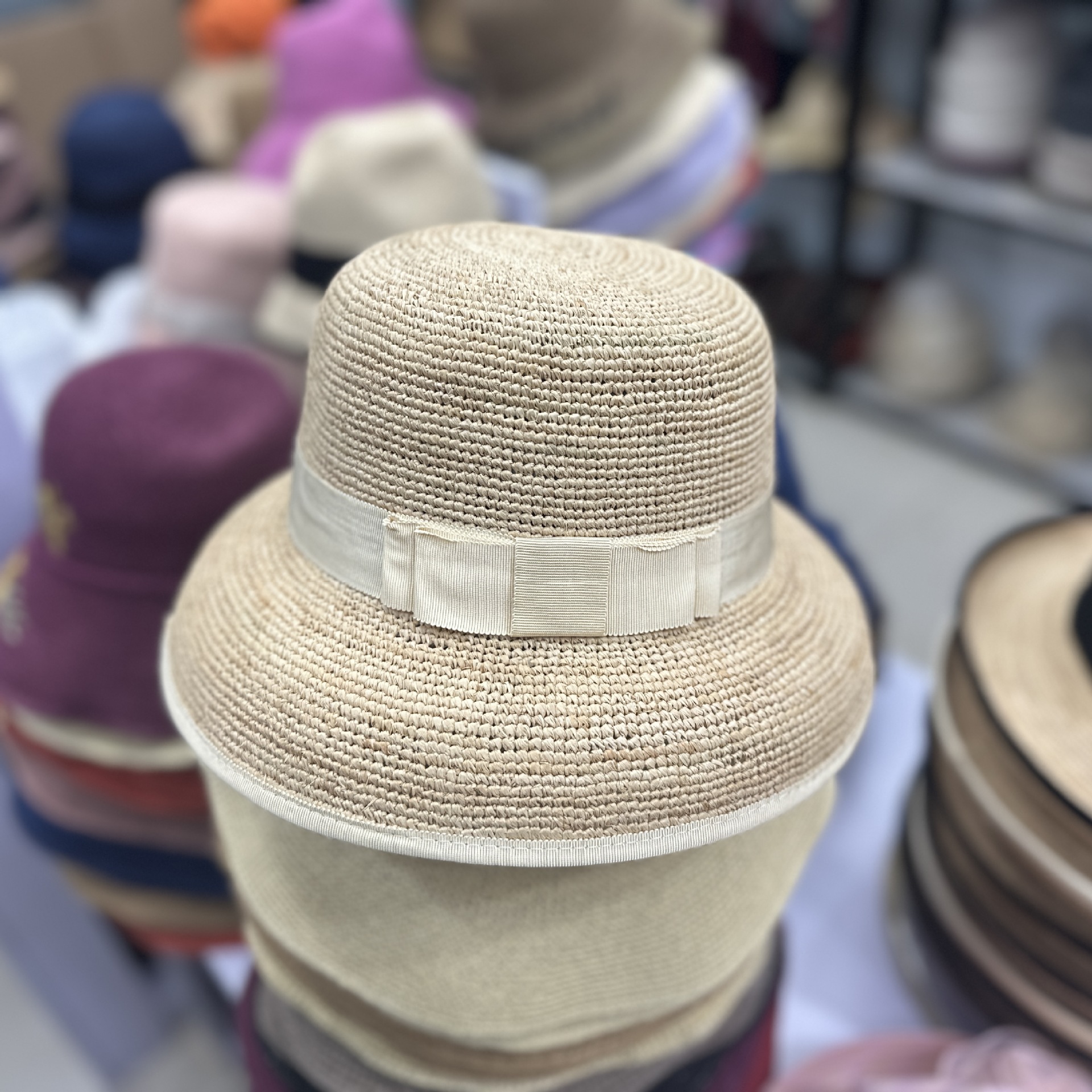 Cappello di paglia raffia stile hepburn per donna sole estate_voghion.com