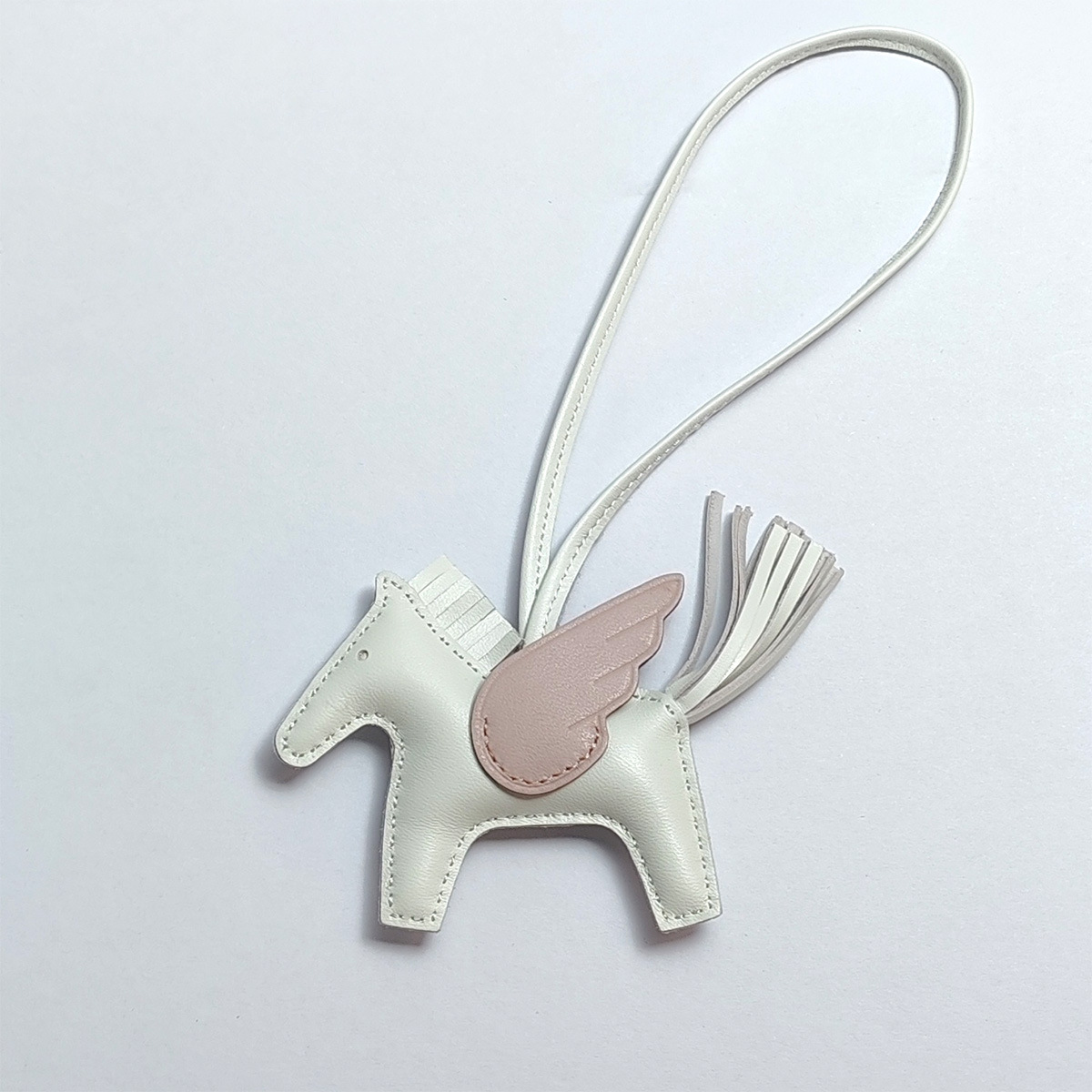 Cute Angel Little Pegasus Colgante Pit Edition H Home Colgante de bolso de caballo cosido a mano Colgante de cuero de oveja Llavero Colgante