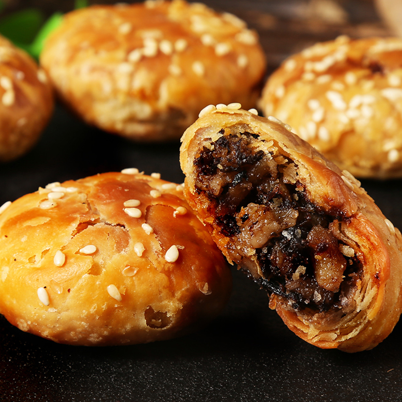 Huangshan Shaobing Anhui specialty dried plums, vegetables, pork, small Shaobing, pastry, snacks, snacks, and crispy cakes