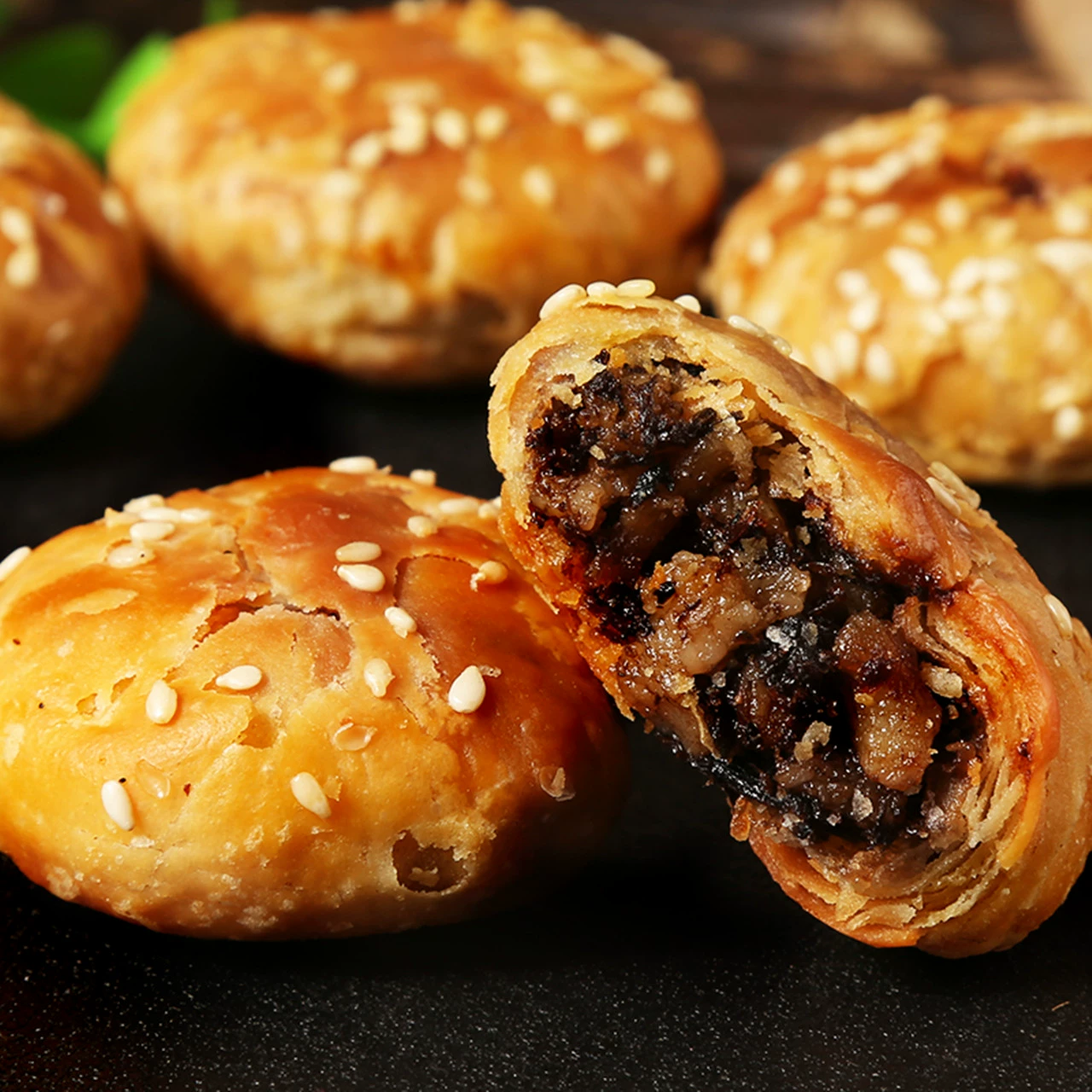 Huangshan Shaobing Anhui specialty dried plums, vegetables, pork, small Shaobing, pastry, snacks, snacks, and crispy cakes