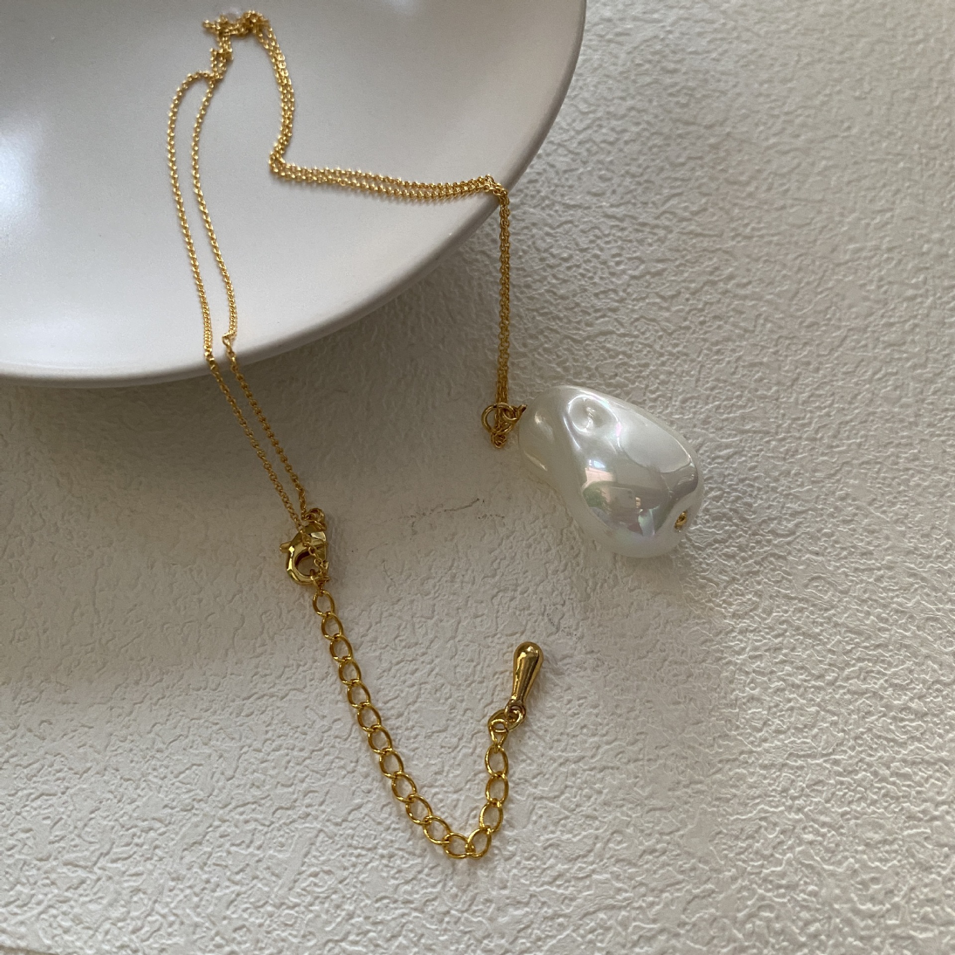 Corte simple estilo artificial imitación barroco perla extraña alargada collar suéter retro temperamento collar de moda