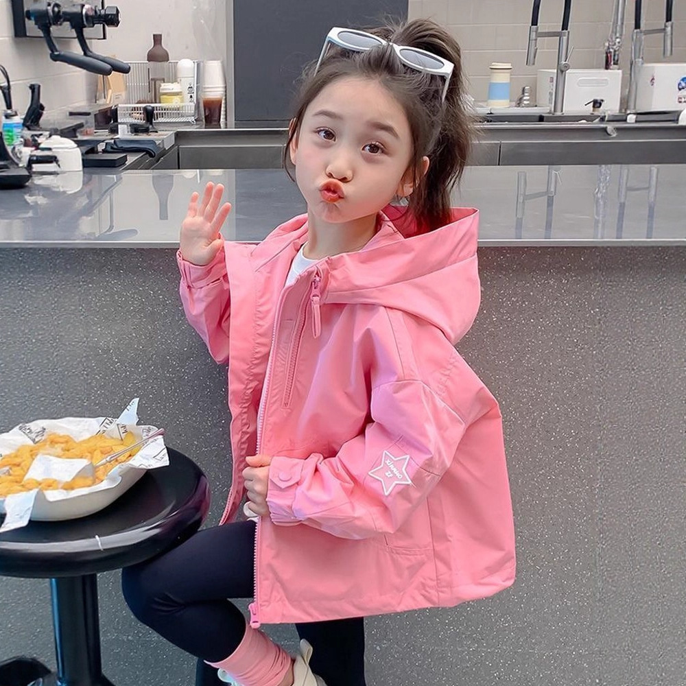 Niñas más abrigo de terciopelo otoño-invierno 2025 nuevo estilo de aire extranjero para niños engrosado abrigo de asalto de invierno de la tendencia de algodón de niñas