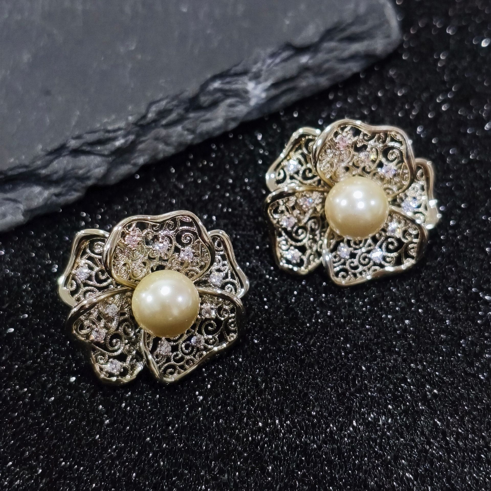 丽银/丽贝丽影韩版时尚耳环秋冬浅金多元素女气质百搭高级感饰品