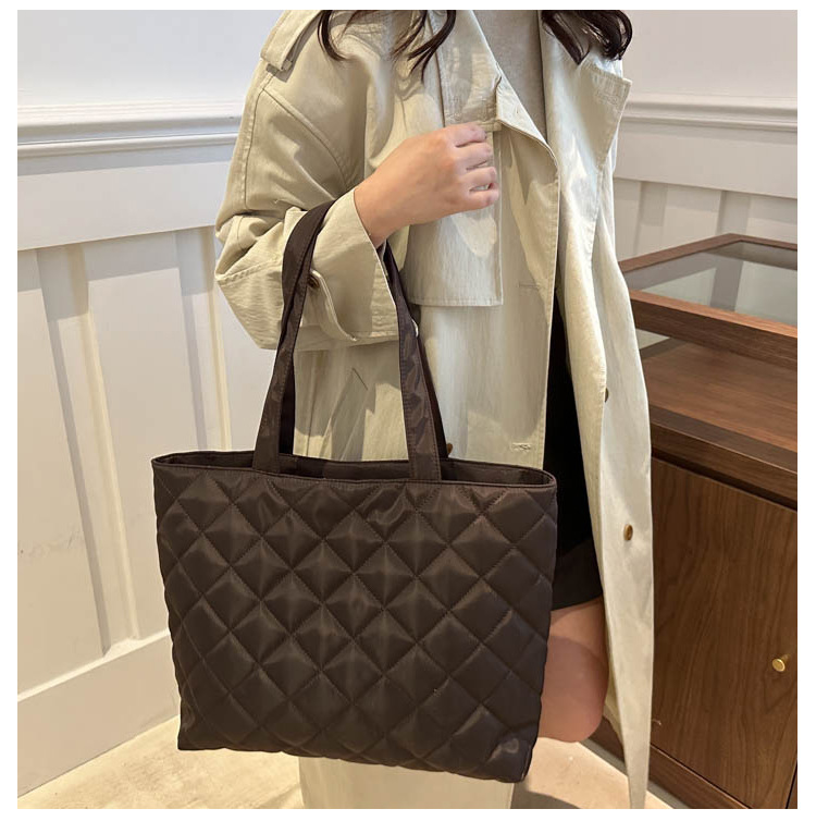 A new large-capacity diamond-shaped commuter handbag and fashionable single-shoulder tote bag for women in the niche cotton-padded jacket bag for autumn and winter 2024 undefined