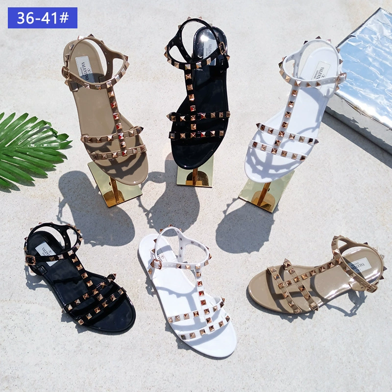 Европейские и американские 2023 летние новые сандалии с заклепками и открытым носком, женские модные желейные туфли на плоской подошве, Повседневная пляжная женская обувь