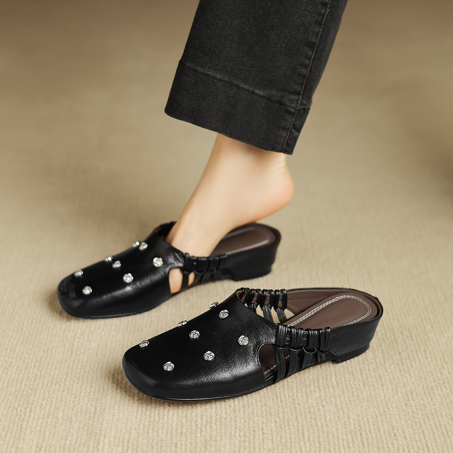 Dép sandal nữ quai chữ V mũi hoa, gót xuồng da dê, đế bệt thoải mái — đen