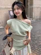 设计感斜肩短袖t恤女2025新款夏季不规则修身收腰绑带针织衫上衣