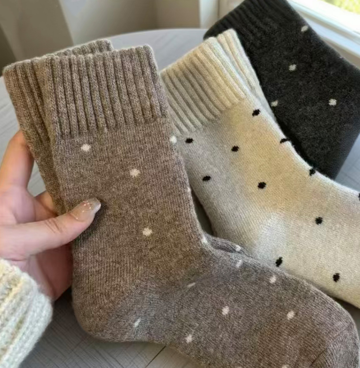 Calcetines de mujer caliente otoño y invierno más veludo engrosado nuevo punto de onda bucle tubo medio lindo versátil retro calcetines de pila