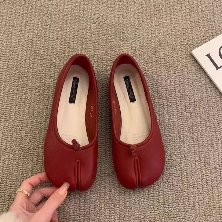 Zapatos de pie de cerdo con base plana, zapatos de mujer, primavera y otoño de 2025, zapatos de ferradura de dedo, zapatos de barco de ferradura de cerdo, zapatos rojos