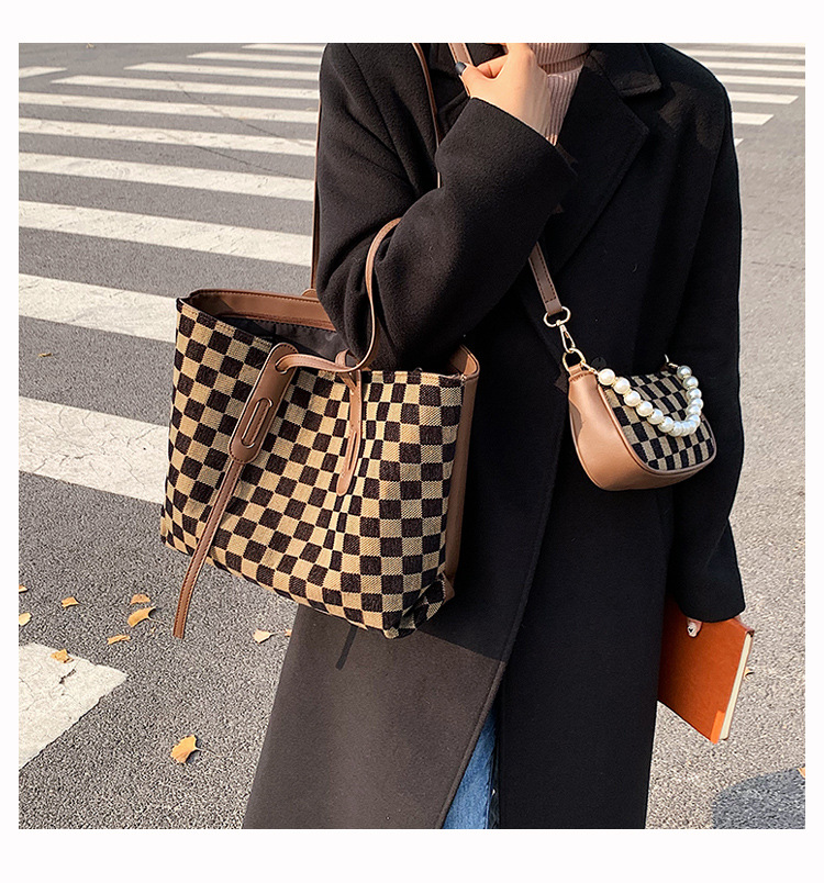 Checkerboard large capacity fashion shoulder wild autumn and winter leisure commuter tote bagpicture4
