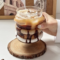 不規則なサークルガラスカップドリンクミルクコールドドリンクカップとプレート籐デザインアメリカンラテコーヒーガラスカップ