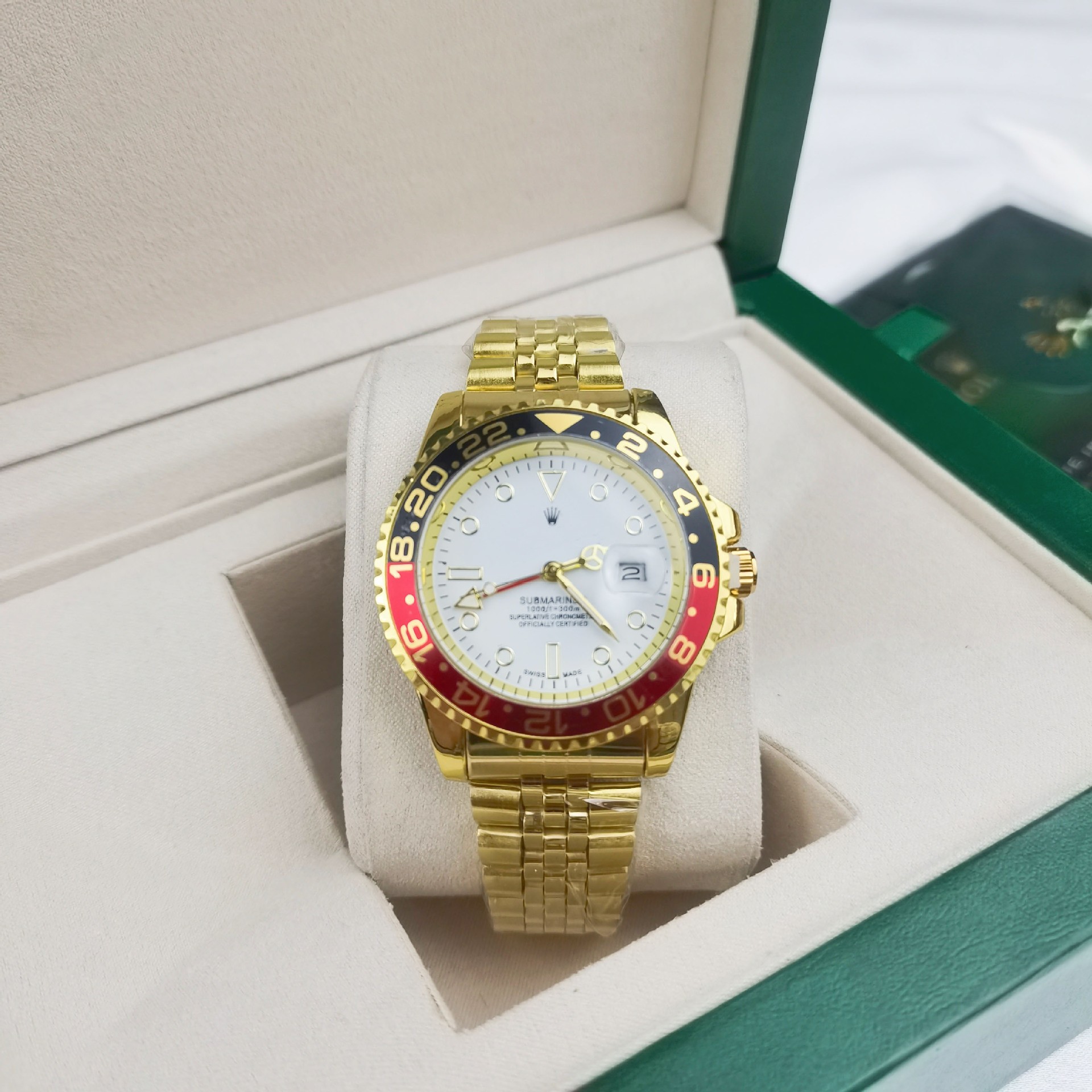 Four-pin coke circle, five baht gold, black and red circle, white surface