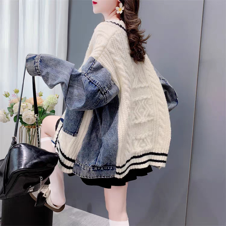 ゆったりとした怠惰な風のデニムはセーターのカーディガンの女性をつなぎ合わせます。