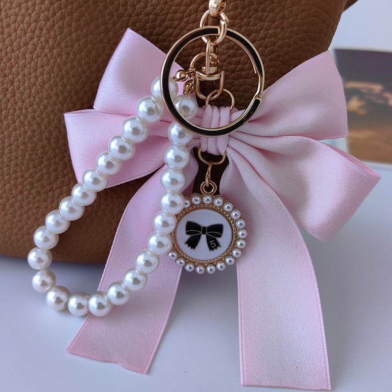 Keychain 2024 New Women's Car Pendant Pearl Bow Key Chain String High-End Bracelet Style Bag Pendant