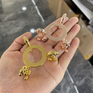 ˮ��������A���ʯչʾ�мܽ�ɫ�yɫ�Ͻ�������_�ܵ���x֧��