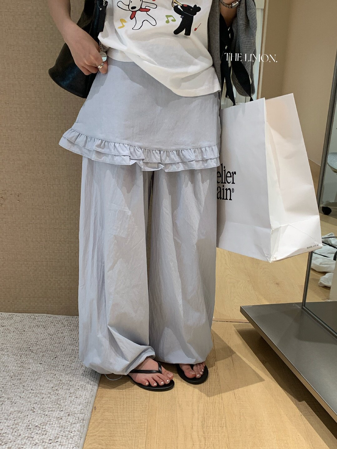 Quần culottes nữ ống rộng cạp cao, phối viền ren xếp tầng, dáng suông rộng, thanh lịch và thoải mái — màu đen, Xanh da trờicolor, màu trắng, Đá vôi chi tiết 33