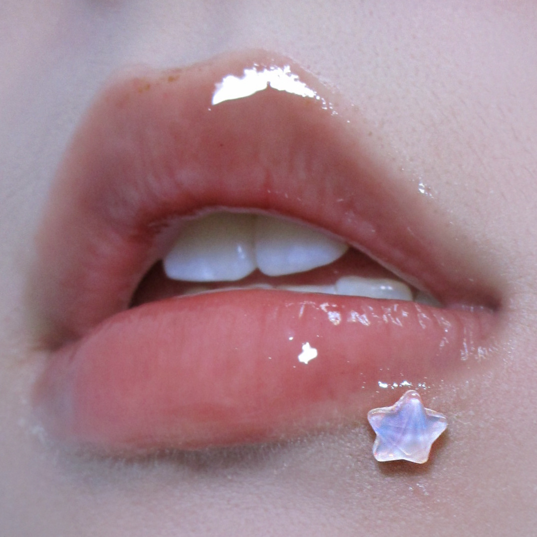 16G labret stud size and finish detail