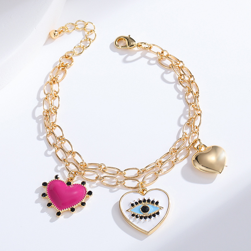 ケンジャー合金の金メッキには、ドリップエナメルの工芸品がたくさん並んでいます。|undefined