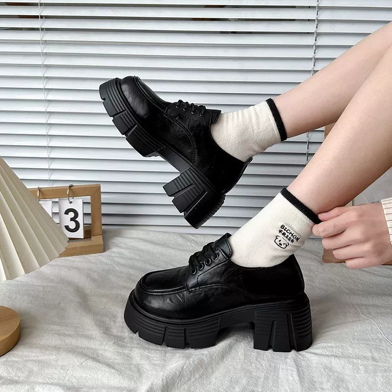 Толстая подошва увеличена, черные кожаные туфли, женщины осень и зима 2025 новая круглая голова, дикая шнуровка