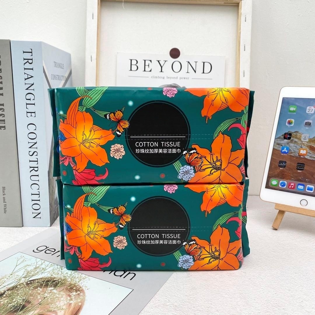 Disposable wet wipes for face washing