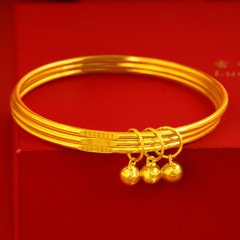 A lady's gold bangle with a simple and minimalist style, featuring a San Sheng San Shu Su ring with a bell pendant, passed down in ancient Chinese tradition.