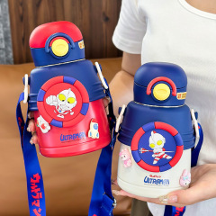 大容量卡通奧特曼不鏽鋼保溫杯子學生便攜大肚吸管杯兒童斜跨水壺