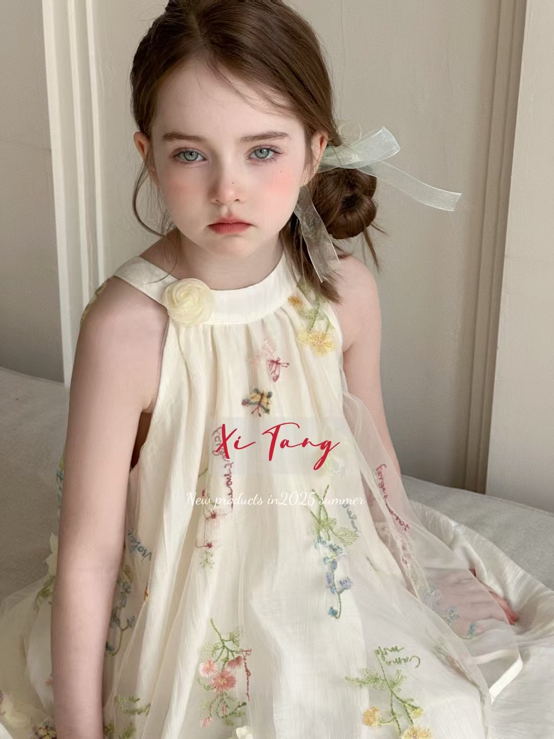 Abito bambina con scollo all'americana in tulle e ricami_voghion.com