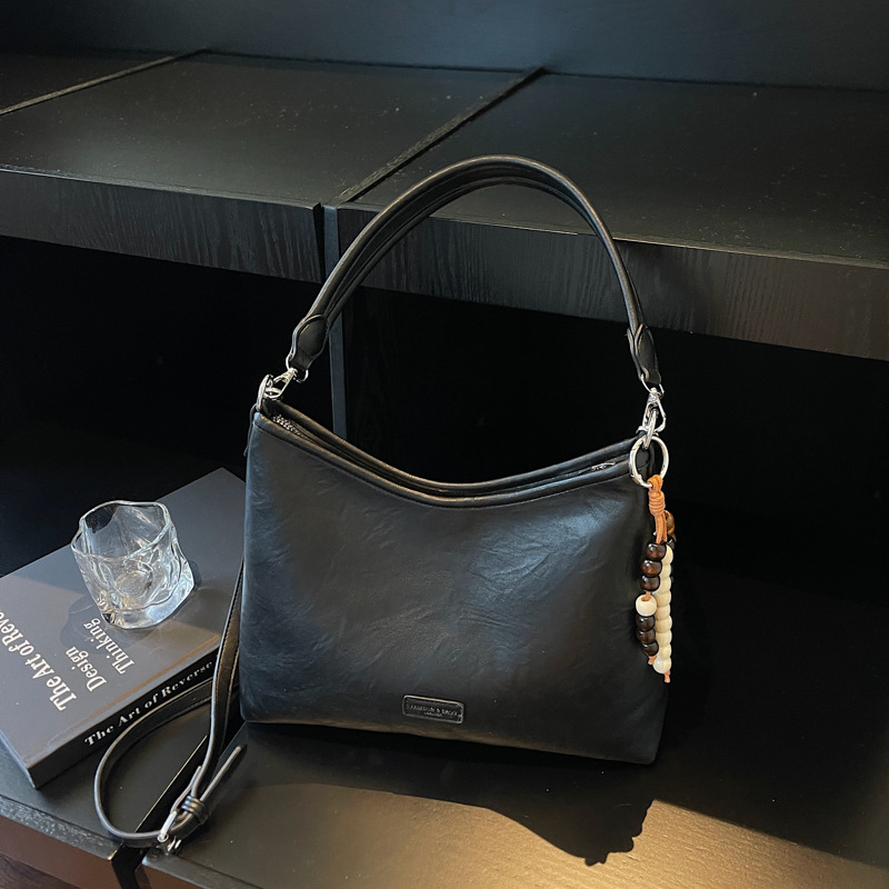 Bolsa de hombro con brazalete coreana de alto valor en otoño y invierno 2025 nuevo estilo retro simple bolso de mochila casual bolso de mano