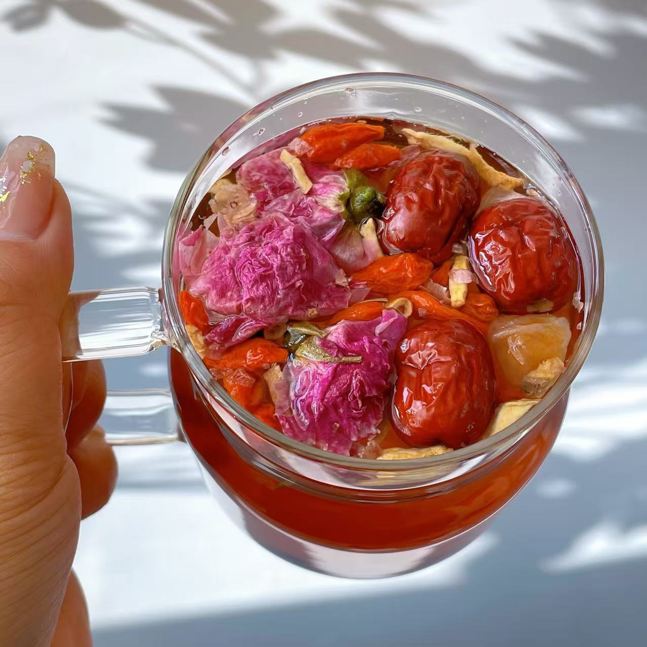 Longan Red Date Rose Goji Tea Blend with Rock Sugar and Ginger 40g Cold Brew Herbal Flower Tea in use