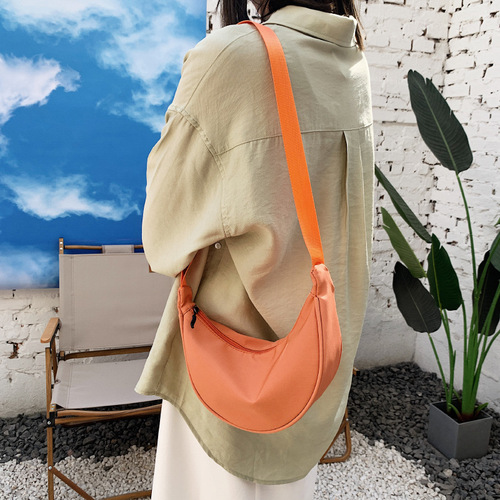 斜挎包女生夏季小包包日系休闲单肩包简约潮牌肩包学生尼龙饺子包