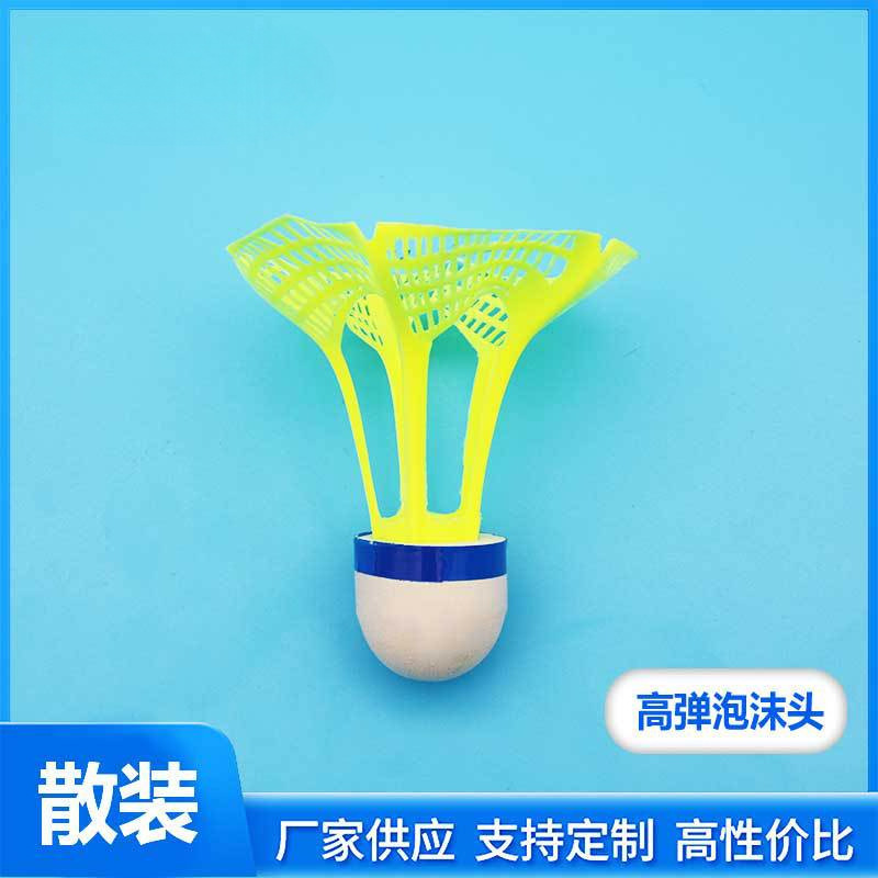 発光バドミントンのばら積4個のバケツ入りナイロン発光バドミントンボールは、ランプ付きプラスチックナイロンボールが腐っていない|undefined