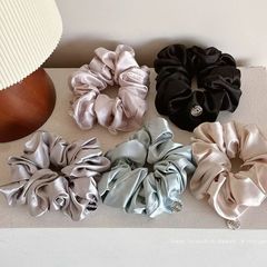 新しい韓国模擬シルクサテンヘアゴム、ハイエンド感光性薄い金属シルバーラベルガールヘアロープヘアアクセサリー