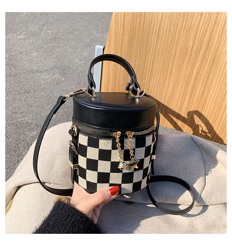 Autumn And Winter Niche Checkerboard Single Shoulder Messenger Bag Fashion All-match Portable Bucket Bag display picture 1