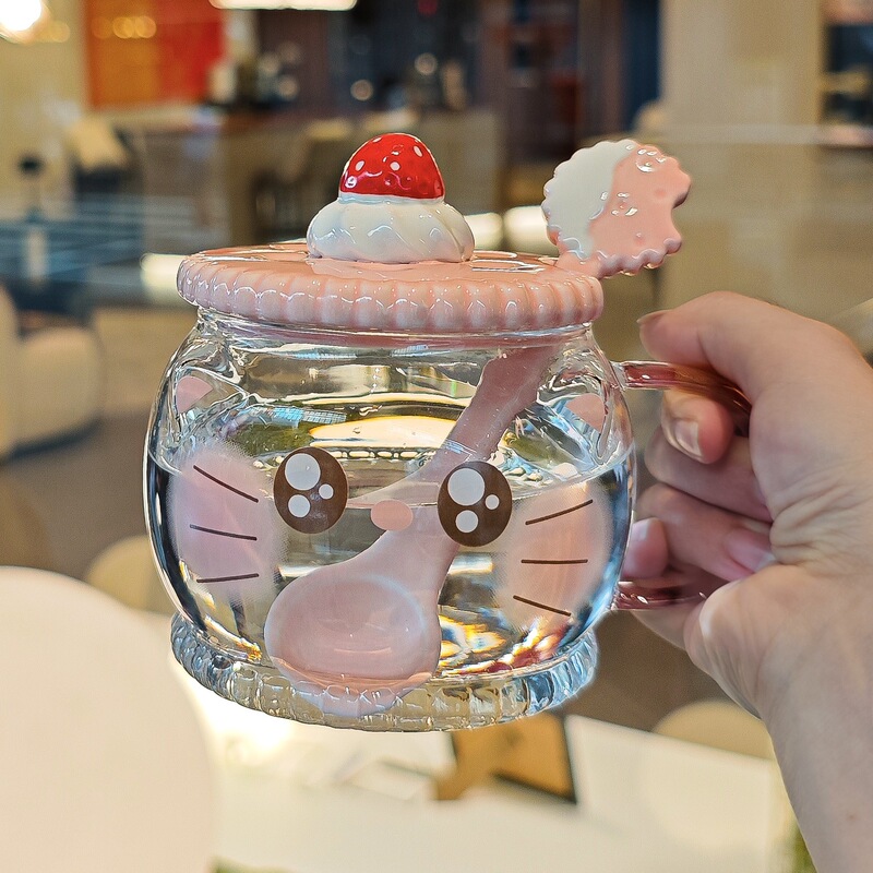 かわいいカップを飲む女性は高温に耐えます。|undefined
