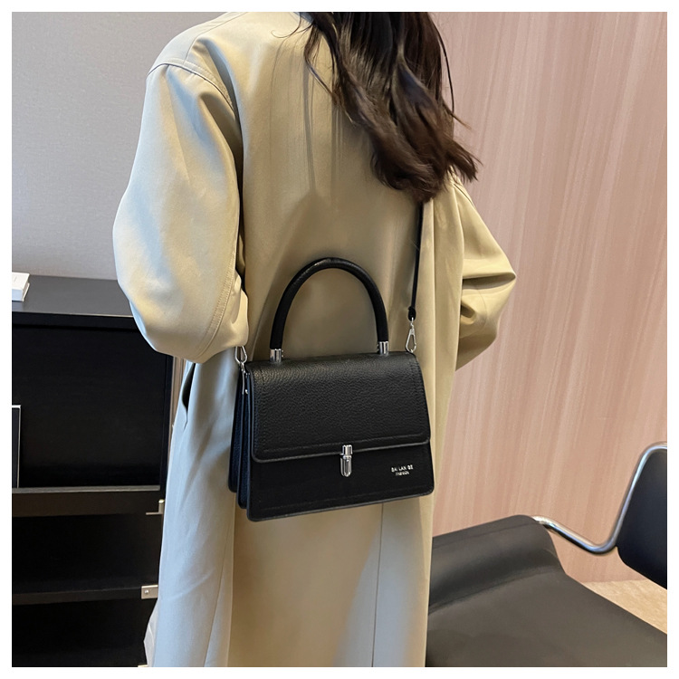 Women's Small Pu Leather Solid Color Elegant Classic Style Square Magnetic Buckle Shoulder Bag Handbag Crossbody Bag display picture 3