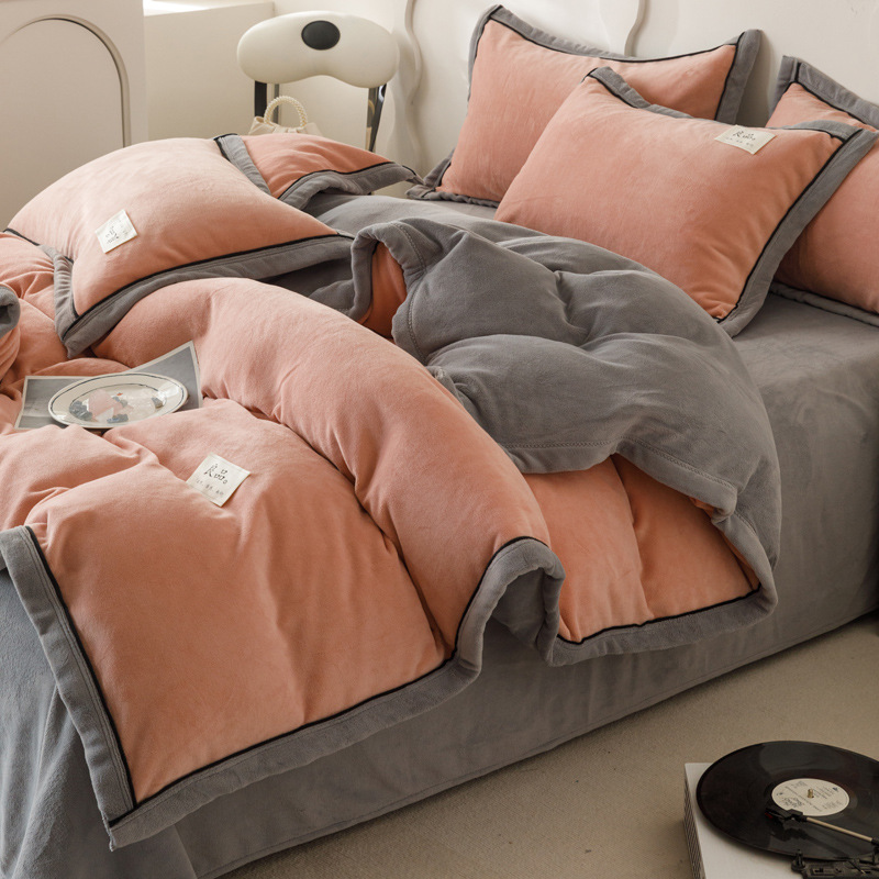 Alta sensación de cama de terciopelo de leche cuatro piezas con sábanas de terciopelo de coral de brida en otoño y invierno con un conjunto de terciopelo de tres piezas