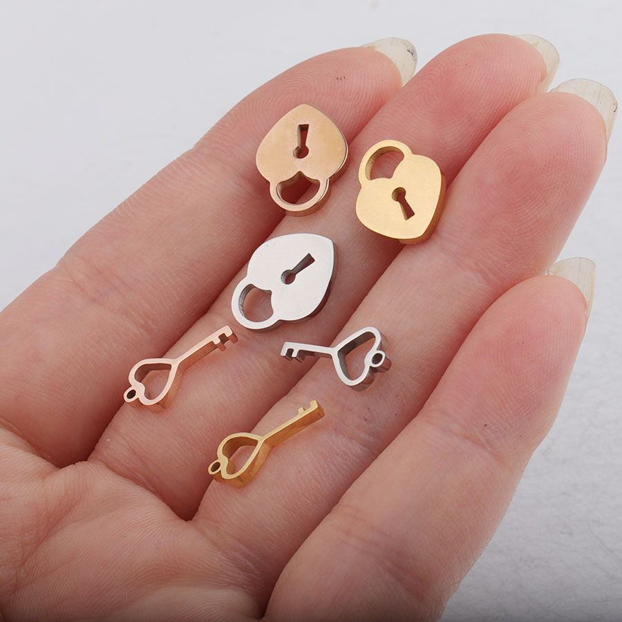 All Seasons Season 1 Piece 304 Stainless Steel PVD Coated Real Gold Plated Heart Shape Key Lock Pendant DIY Jewelry Accessories