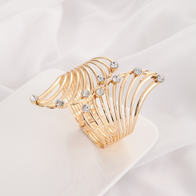 Europa y los Estados Unidos lujosos transfronterizos de diamantes metálicos de diamantes huecos brazalete de ala de moda simple pulsera de alta calidad al por mayor