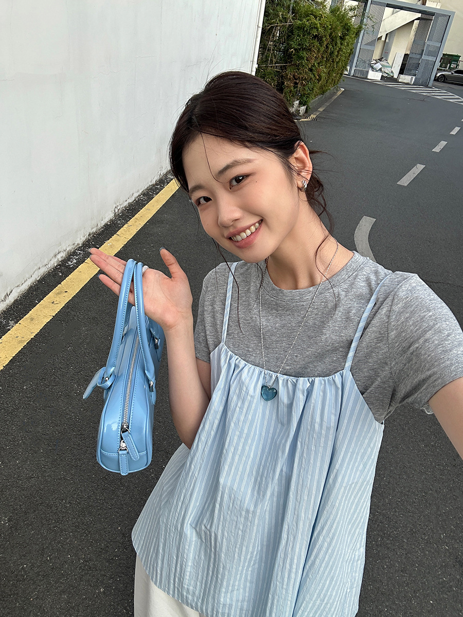 파란색 배경과 흰색 줄무늬