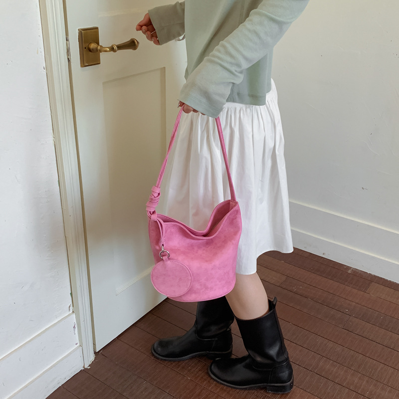 时尚简约糖果色水桶包包女2026新款轻奢通勤腋下包百搭单肩斜挎包