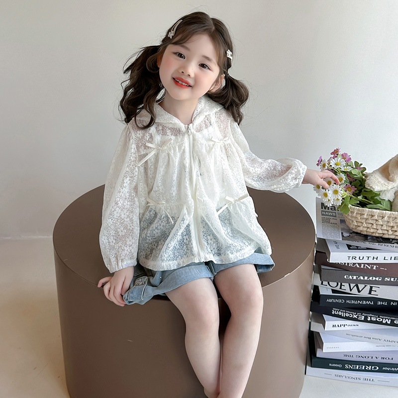 Ropa de protección solar para niñas verano 2025 nuevo estilo para niños estilo occidental ropa de protección solar transpirable delgada chaqueta de verano de encaje