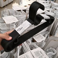 エスティンハンガーは跡がなくて滑り止めが多いです。服を掛けて寮の神器のベランダのハンガーを掛けます。