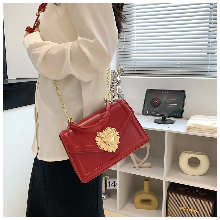 Bolsas Nova Moda Bolsa Feminina Bolsa Transversal de Alta Qualidade Bolsa Feminina com Corrente Bolsa Love Pearl Estilo Europeu e Americano Bolsa Quadrada Pequena_voghion.com