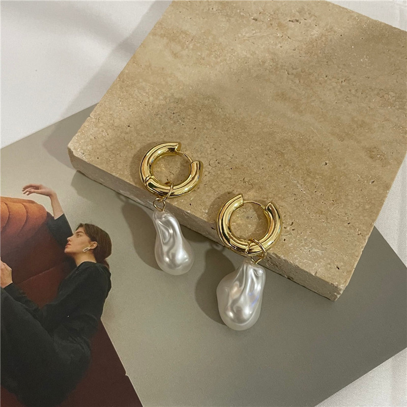 Francés retro de acero de titanio hebilla de oreja moda Luz de lujo barroco en forma de perla de acero inoxidable línea gruesa anillo de oreja pendientes de Año Nuevo