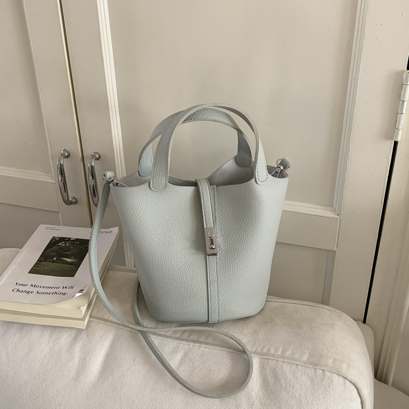 Nicho coreano canasta de platos portátiles bolso de cubo para mujeres 2026 ventas calientes nueva moda lichi patrón mochila