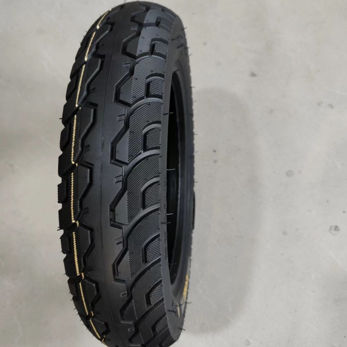 The new 3.00-10 electric car special vacuum tire eight-layer thick wear-resistant anti-skid tire